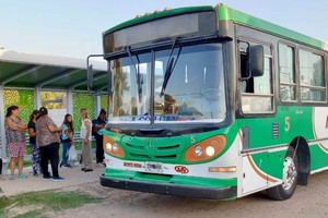 Con 13 viajes diarios entre barrio Paprocki y los establecimientos, el programa Transporte Educativo Monte Vera asegura que los chicos puedan llegar a la escuela todos los días.