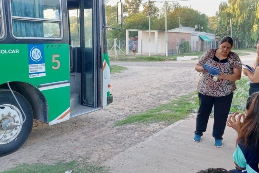 El área de Desarrollo Social del Gobierno de Monte Vera cuenta con asistentes que acompañan a los estudiantes desde el barrio a la escuela.