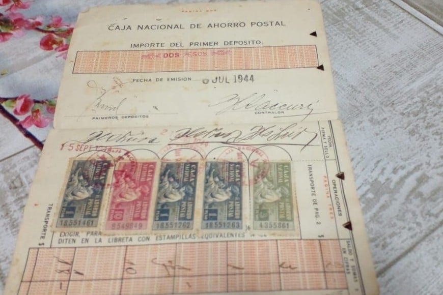 Foto de una libreta de ahorro postal original cedida por una vecina. Allí se ve el sello de "saldo convertido" y las "pegatinas" de distintos colores y valores. Crédito: El Litoral