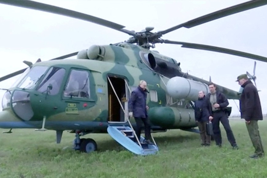 Russian President Vladimir Putin disembarks a helicopter as he visits the headquarters of the "Dnieper" army group in the Kherson Region, Russian-controlled Ukraine, in this still image taken from handout video released on April 18, 2023. Kremlin.ru/Handout via REUTERS ATTENTION EDITORS - THIS IMAGE WAS PROVIDED BY A THIRD PARTY. NO RESALES. NO ARCHIVES. MANDATORY CREDIT.