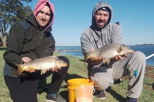 De costa o embarcado. El sur-sur provincial una alternativa para la pesca. Crédito: El Litoral