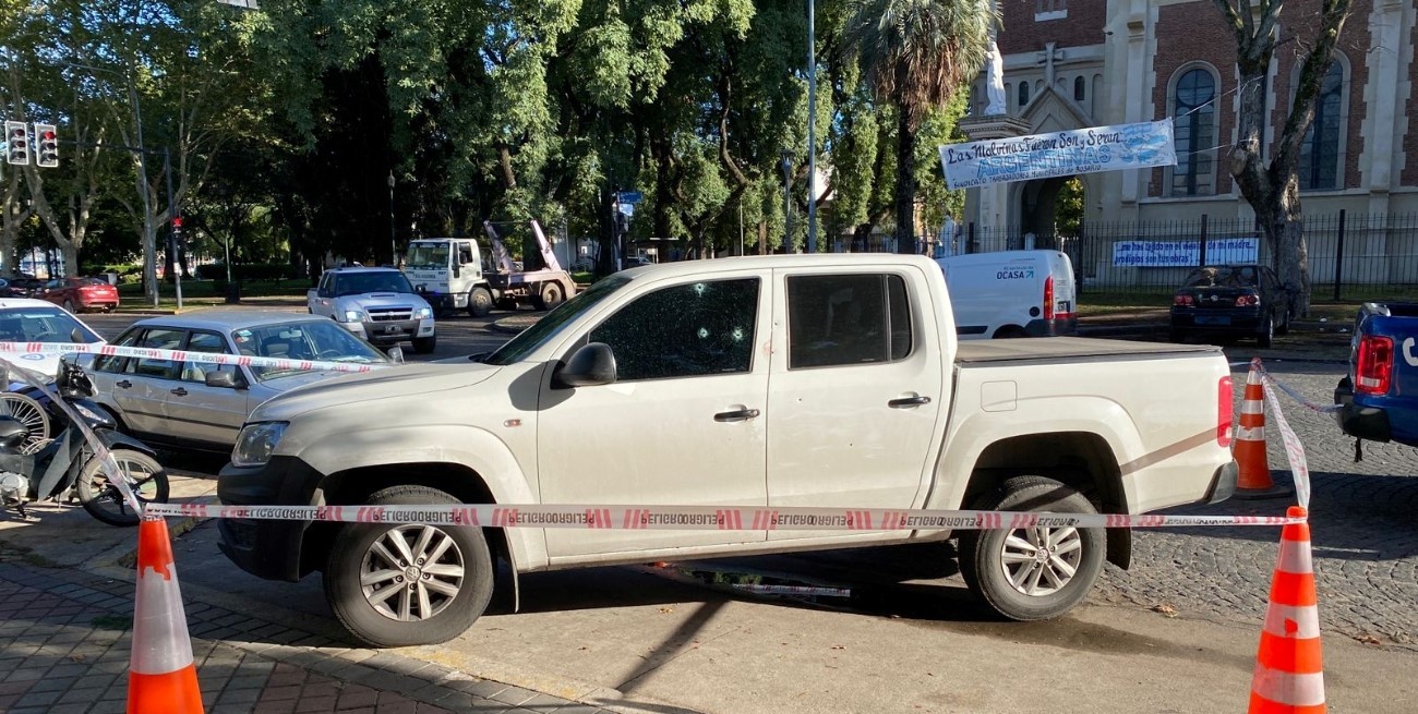 Rosario: violento ataque a tiros contra una camioneta frente a una escuela de zona norte