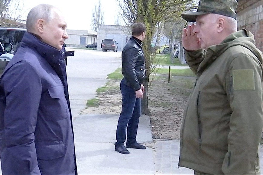 Russian President Vladimir Putin listens to Colonel General Oleg Makarevich, commander of the Dnieper Group of Forces, during his visit to the headquarters of the "Dnieper" army group in the Kherson Region, Russian-controlled Ukraine, in this still image taken from handout video released on April 18, 2023. Kremlin.ru/Handout via REUTERS ATTENTION EDITORS - THIS IMAGE WAS PROVIDED BY A THIRD PARTY. NO RESALES. NO ARCHIVES. MANDATORY CREDIT.
