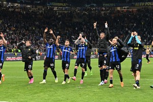 Soccer Football - Champions League - Quarter Final - Second Leg - Inter Milan v Benfica - San Siro, Milan, Italy - April 19, 2023
Inter Milan players celebrate after the match REUTERS/Daniele Mascolo