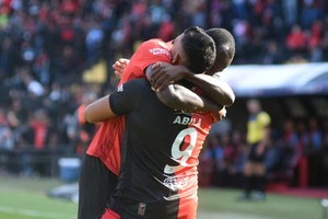 Los dos mejores. El colombiano Baldomero Perlaza armando juego y "Wanchope" Ramón Darío Ábila generando peligro en los metros finales de la cancha, dos de las banderas que hace flamear Colón de la mano de "Pipo" Gorosito. Crédito: Pablo Aguirre