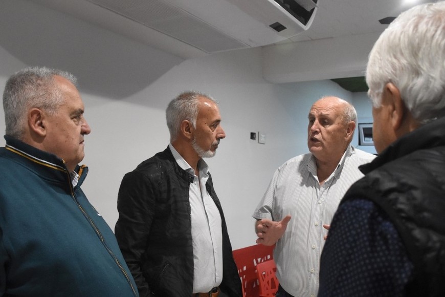 El presidente Luis Spahn conversa con los integrantes de la agrupación Tate Campeón. Crédito: Manuel Fabatía