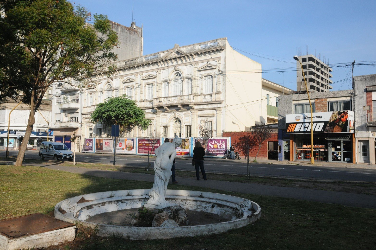 Frente a plaza España se encuentra la Escuela Bustos.