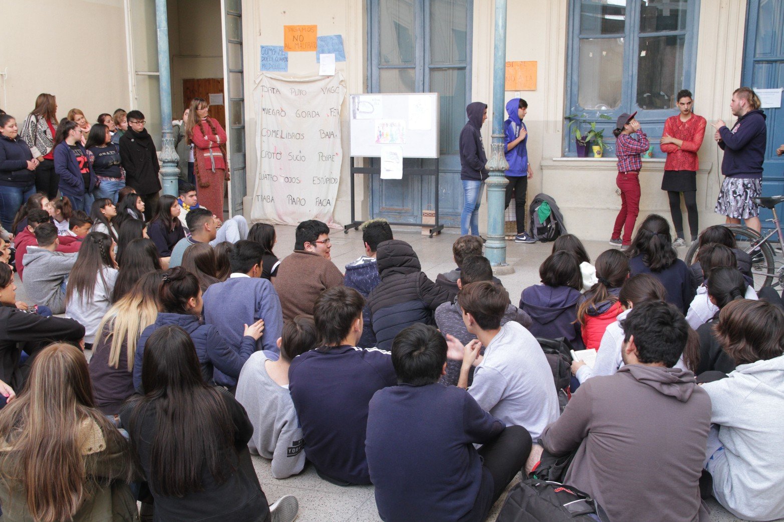 El 27 de junio de 2018 docentes y alumnos en una actividad sobre el bullying. 