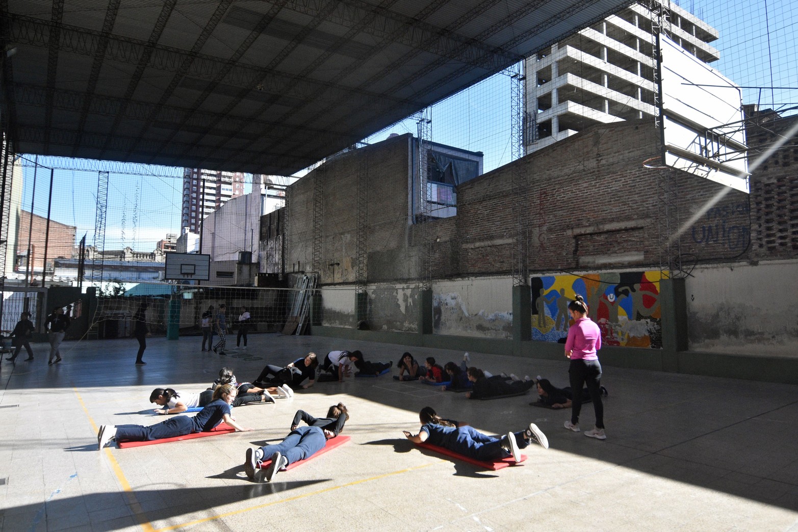 La clase de gimnasia en el patio de la escuela.