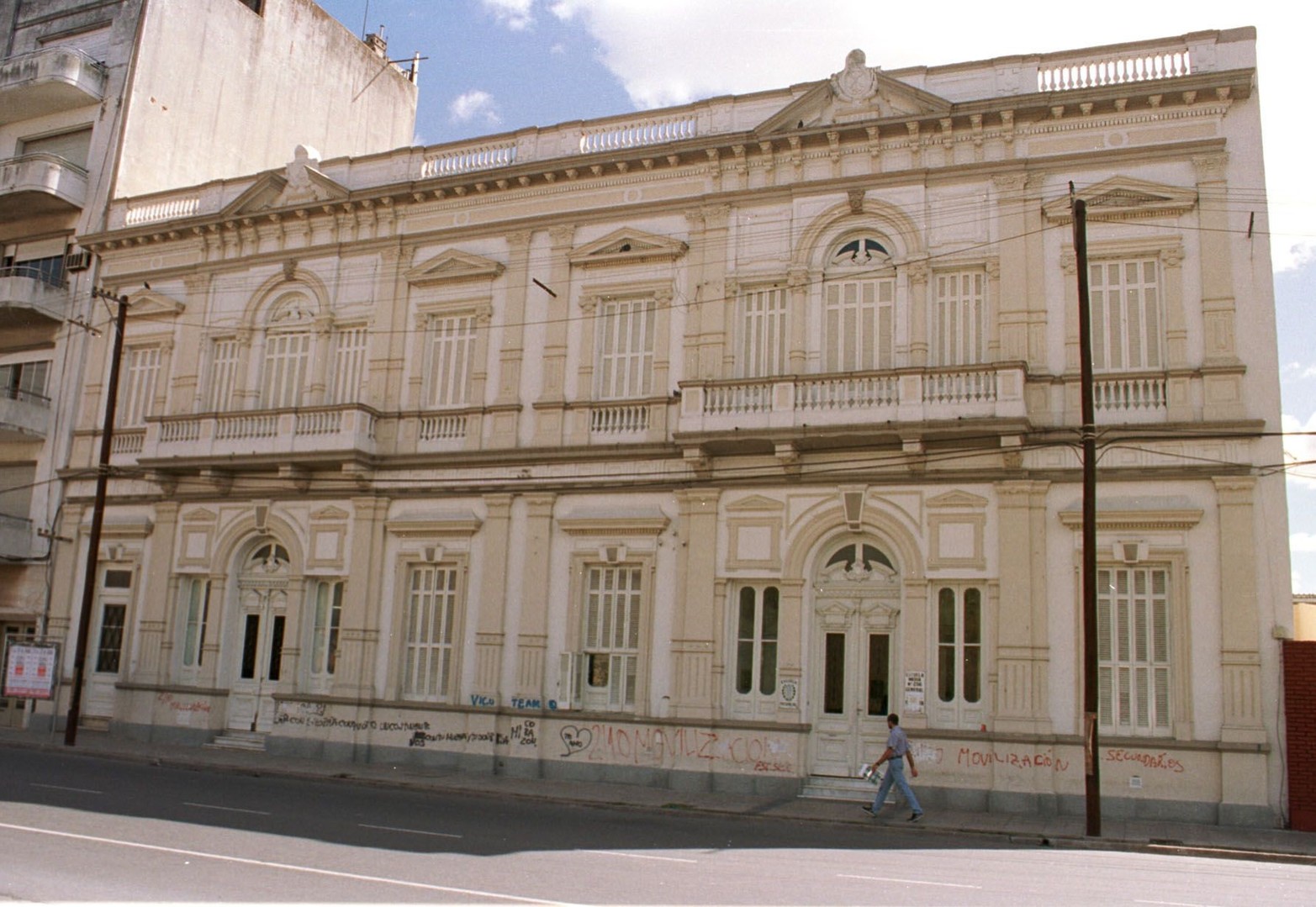 La fachada de la Escuela Bustos en 1998.