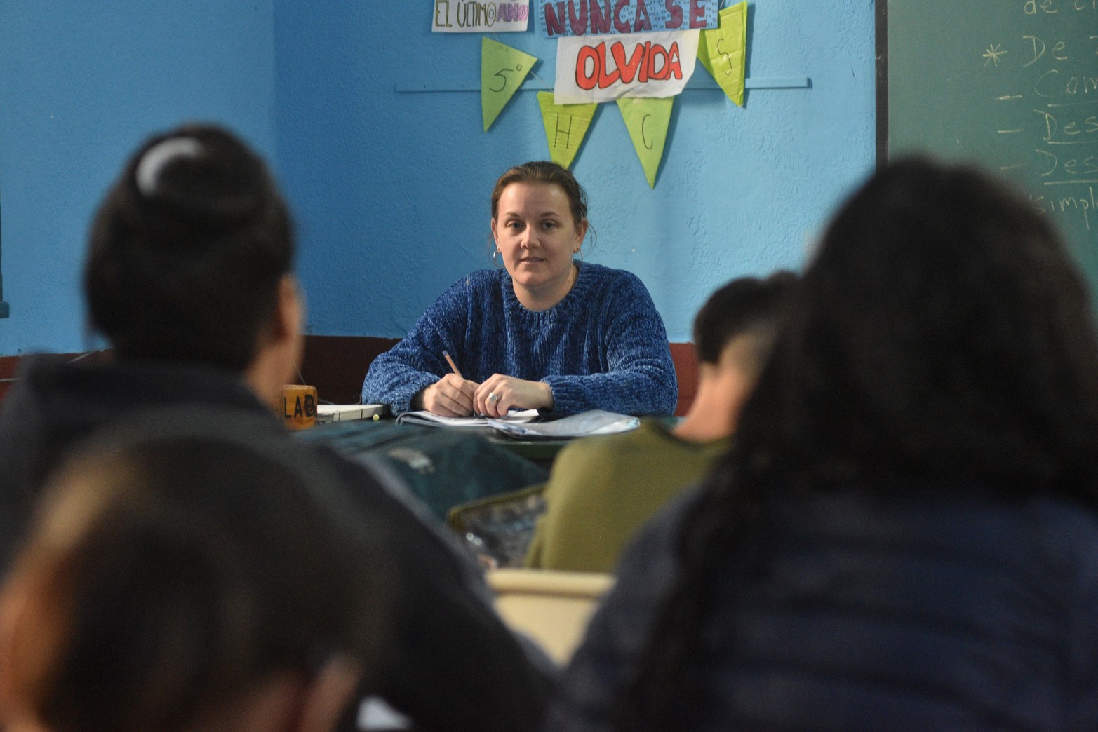 Docente de la escuela Bustos en un aula dando clases en esta semana.