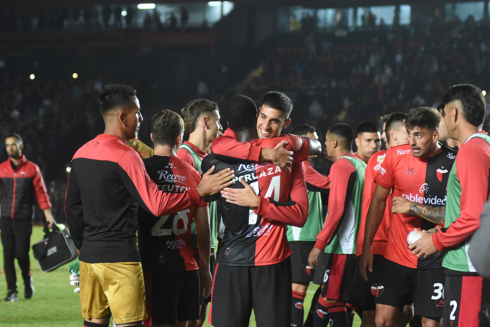 Colón derrotó a Vélez Sarsfield 2 a 1, en el Brigadier López. 
Foto: Manuel Fabatía