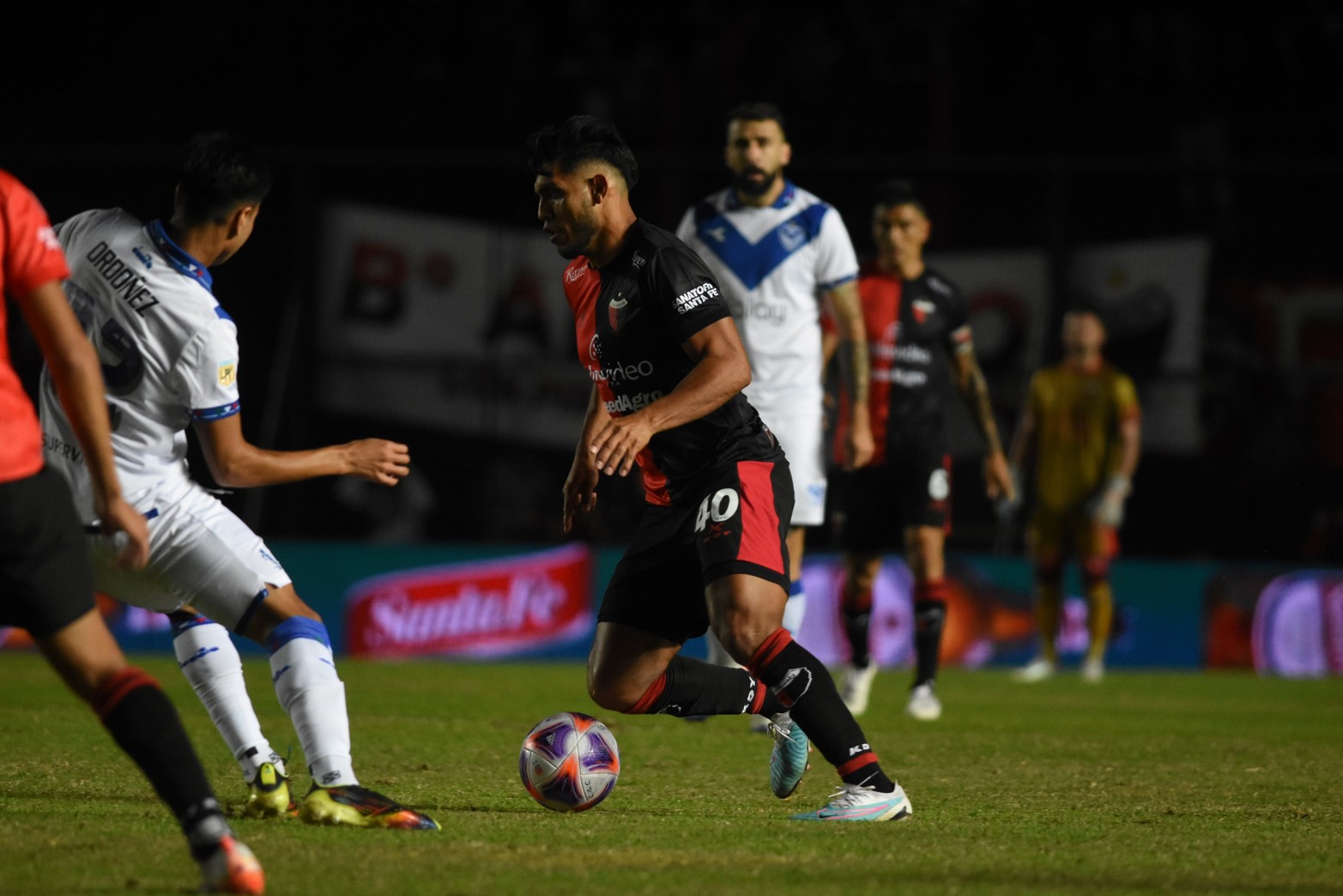 Colón derrotó a Vélez Sarsfield 2 a 1, en el Brigadier López. 
Foto: Manuel Fabatía