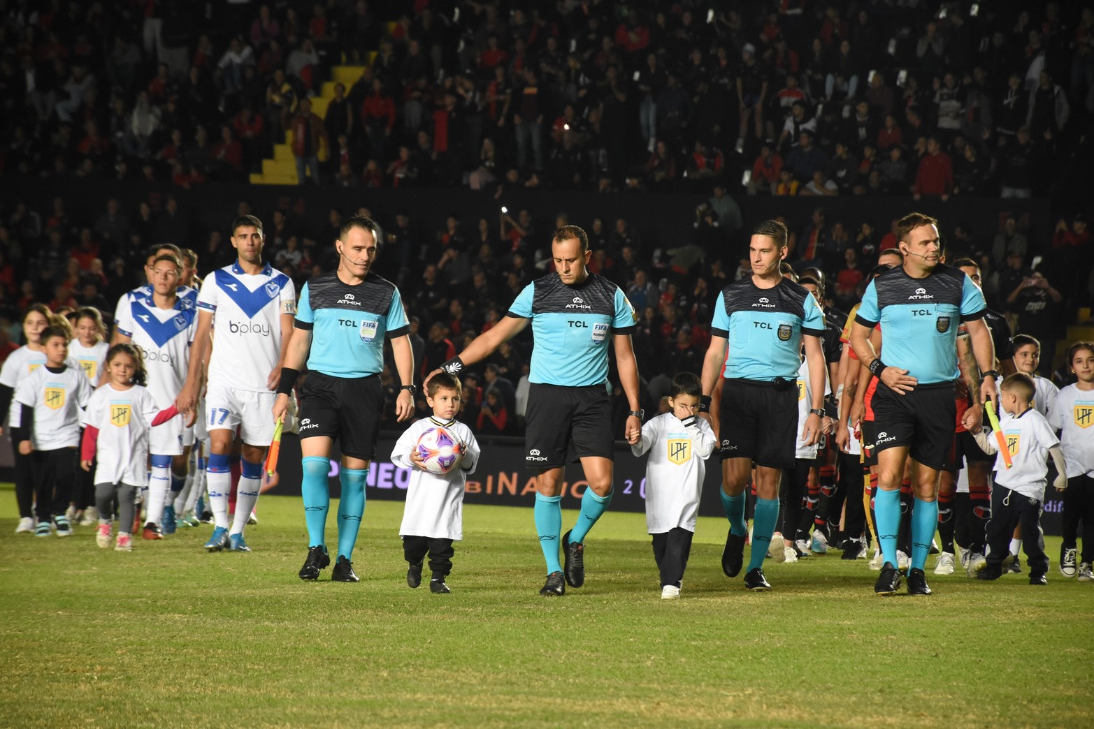 Colón derrotó a Vélez Sarsfield 2 a 1, en el Brigadier López. 
Foto: Manuel Fabatía