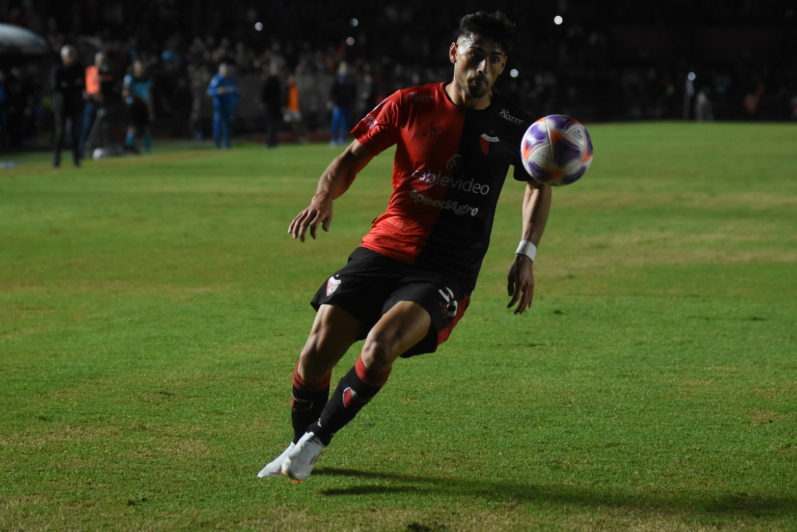 Colón derrotó a Vélez Sarsfield 2 a 1, en el Brigadier López. 
Foto: Manuel Fabatía