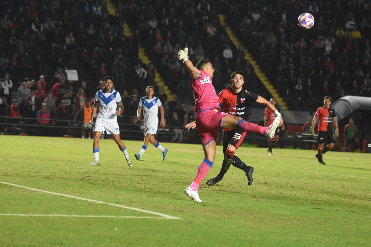 Colón derrotó a Vélez Sarsfield 2 a 1, en el Brigadier López. 
Foto: Manuel Fabatía