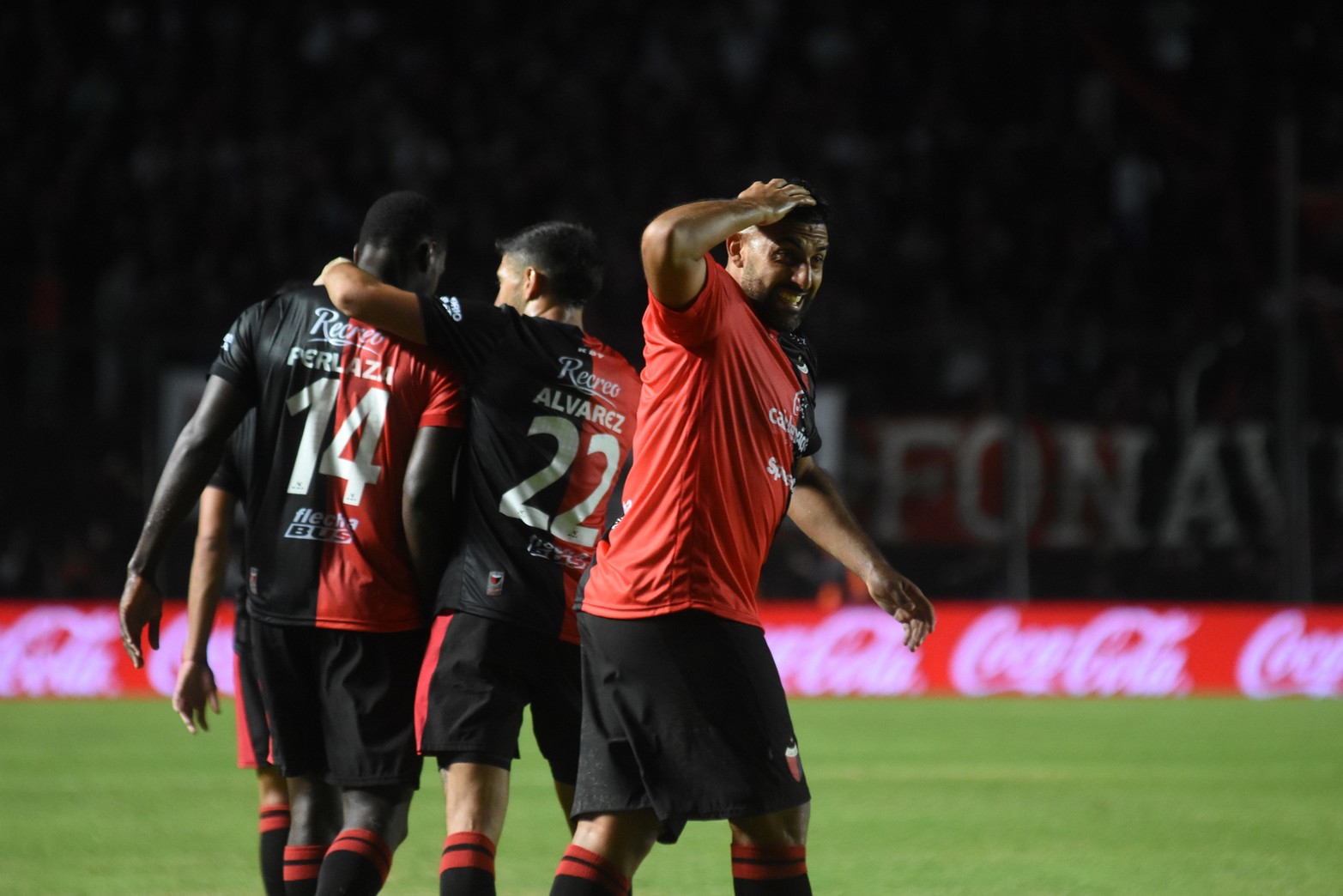 Colón derrotó a Vélez Sarsfield 2 a 1, en el Brigadier López. 
Foto: Manuel Fabatía