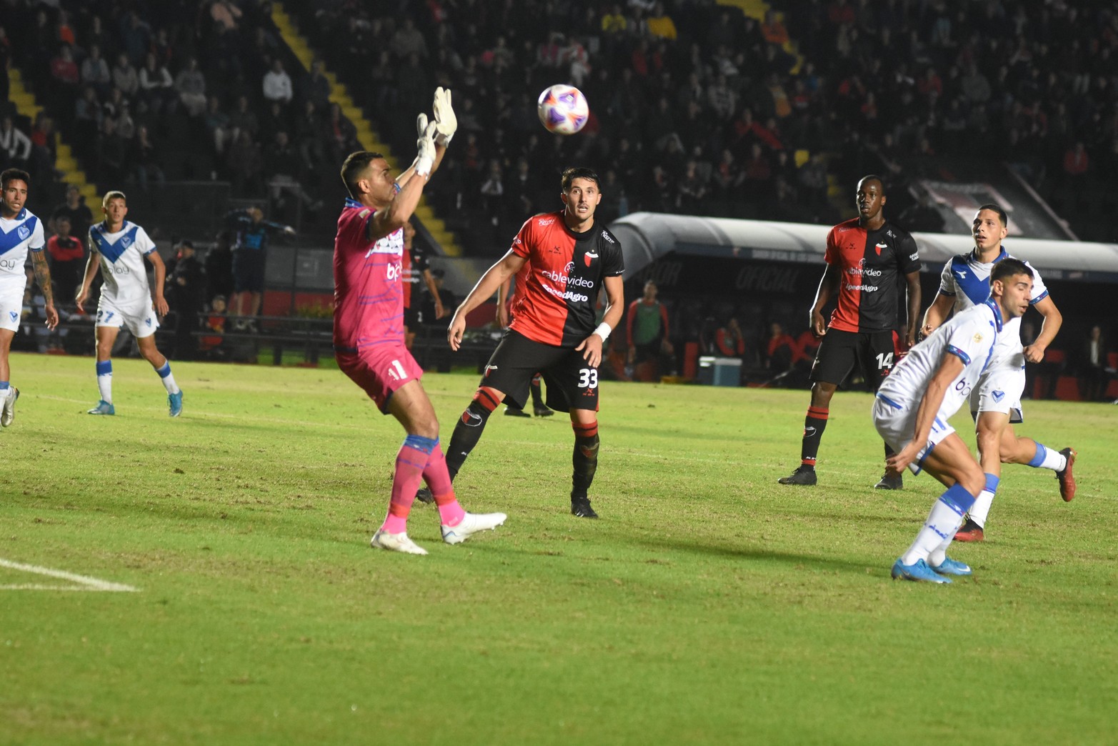 Colón derrotó a Vélez Sarsfield 2 a 1, en el Brigadier López. 
Foto: Manuel Fabatía