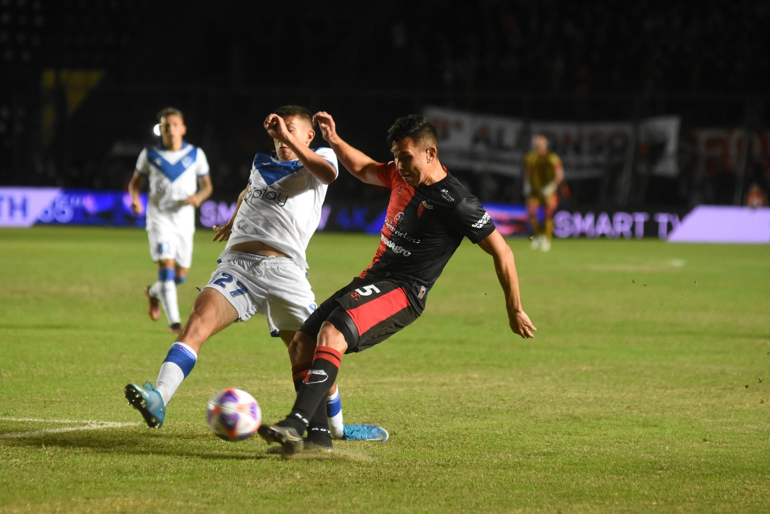 Colón derrotó a Vélez Sarsfield 2 a 1, en el Brigadier López. 
Foto: Manuel Fabatía
