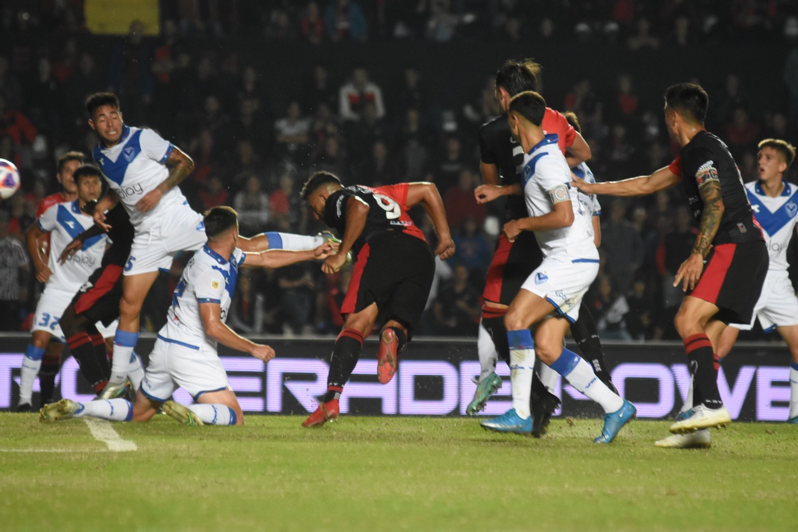 Colón derrotó a Vélez Sarsfield 2 a 1, en el Brigadier López. 
Foto: Manuel Fabatía