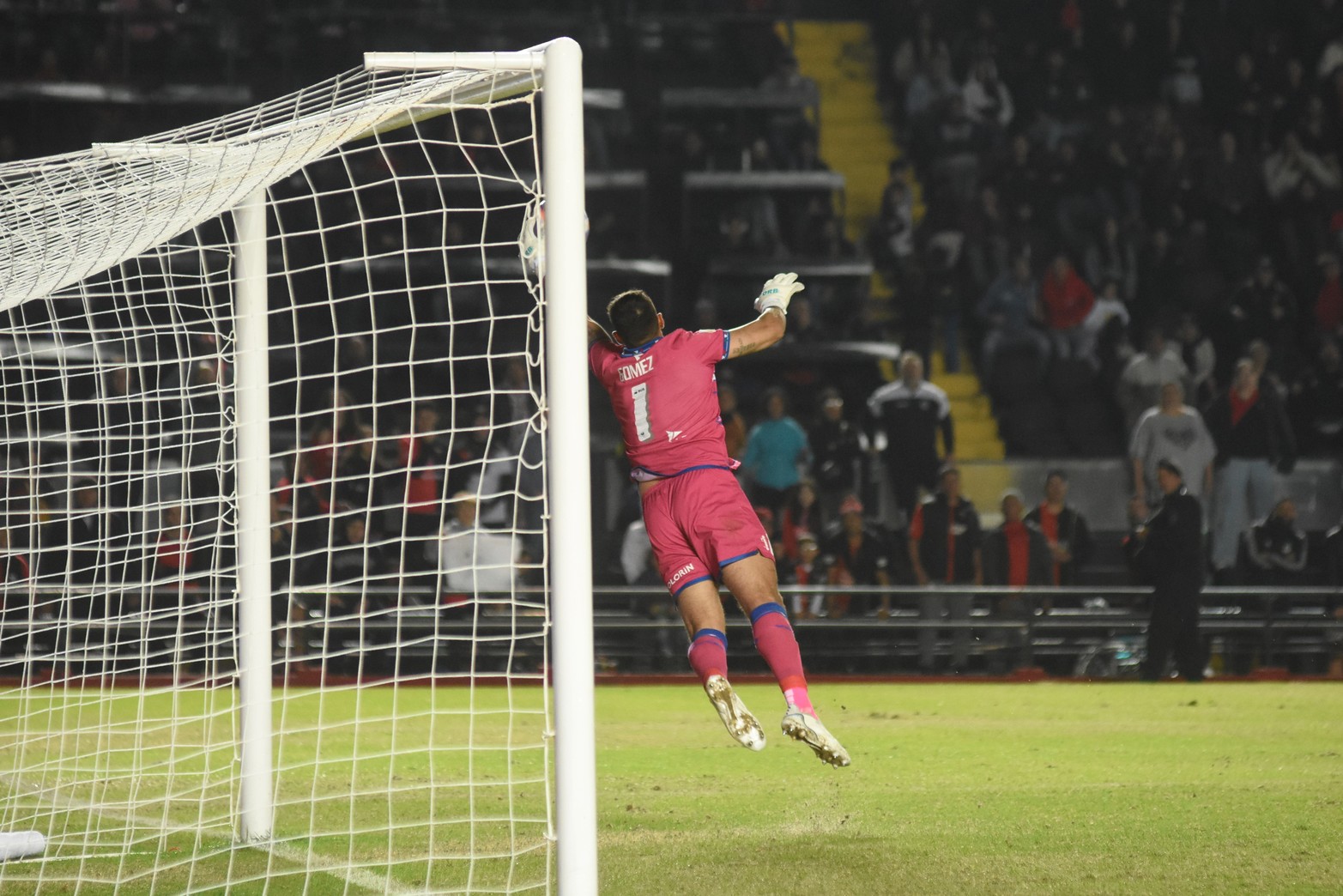 Colón derrotó a Vélez Sarsfield 2 a 1, en el Brigadier López. 
Foto: Manuel Fabatía