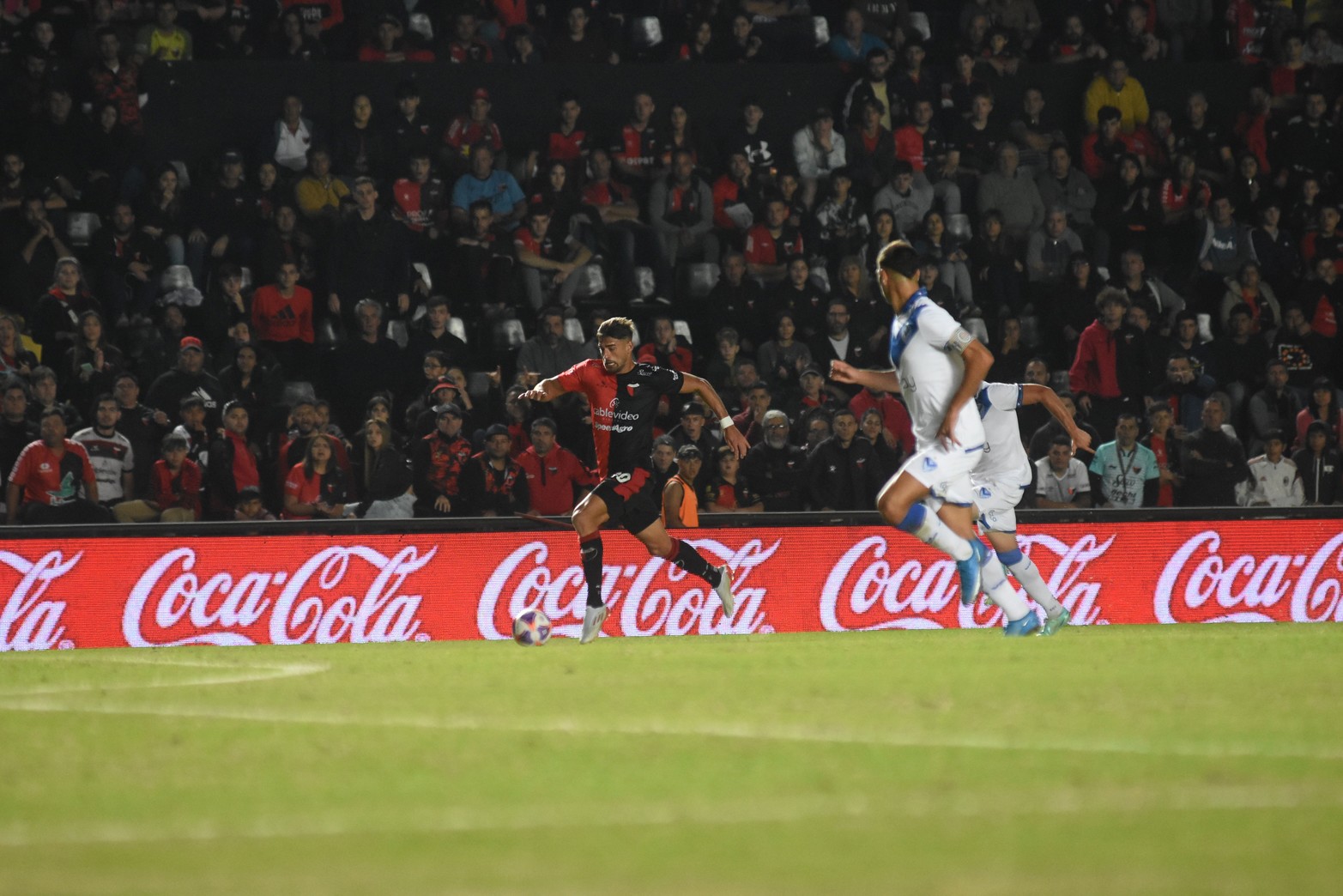 Colón derrotó a Vélez Sarsfield 2 a 1, en el Brigadier López. 
Foto: Manuel Fabatía