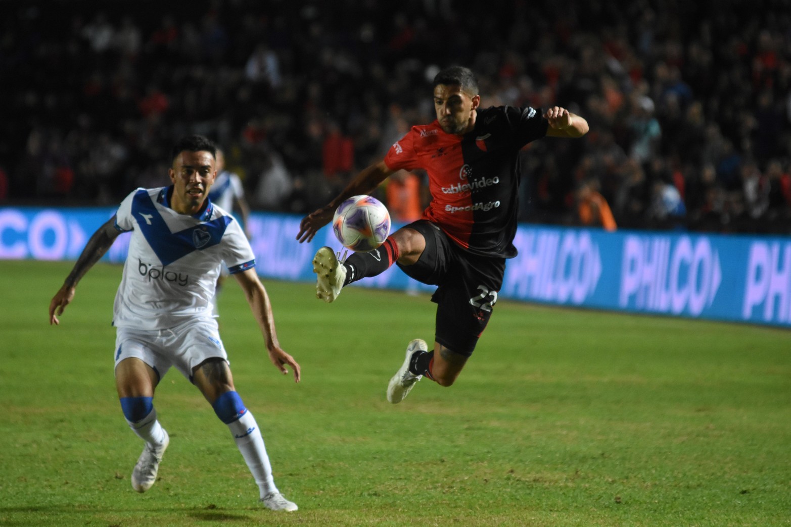 Colón derrotó a Vélez Sarsfield 2 a 1, en el Brigadier López. 
Foto: Manuel Fabatía