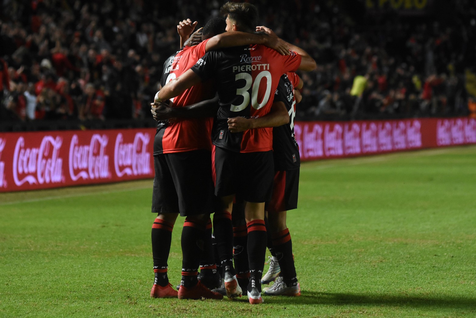 Colón derrotó a Vélez Sarsfield 2 a 1, en el Brigadier López. 
Foto: Manuel Fabatía