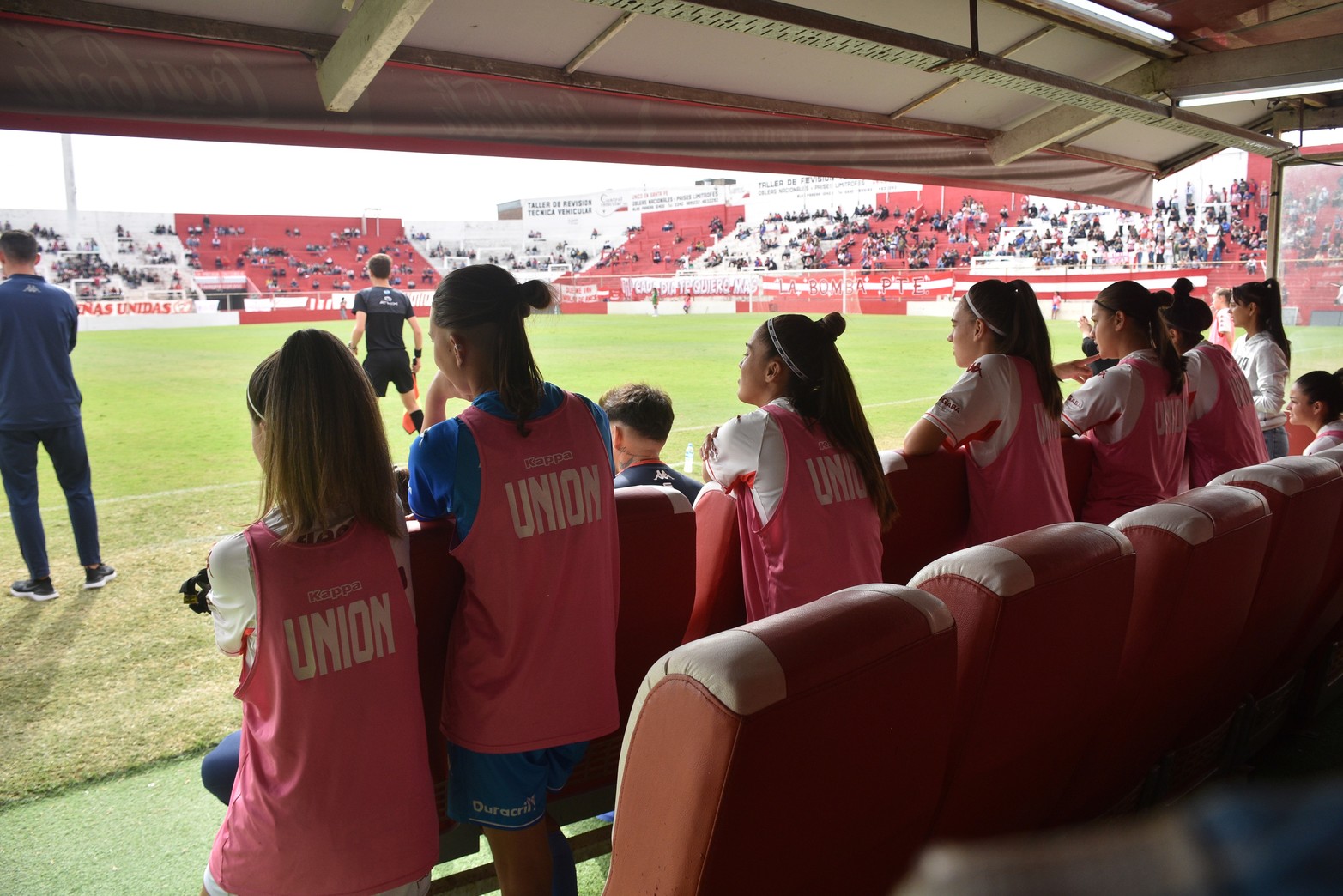 Una imagen atípica. La primera división del fútbol femenino jugó en el estadio 15 de Abril. 