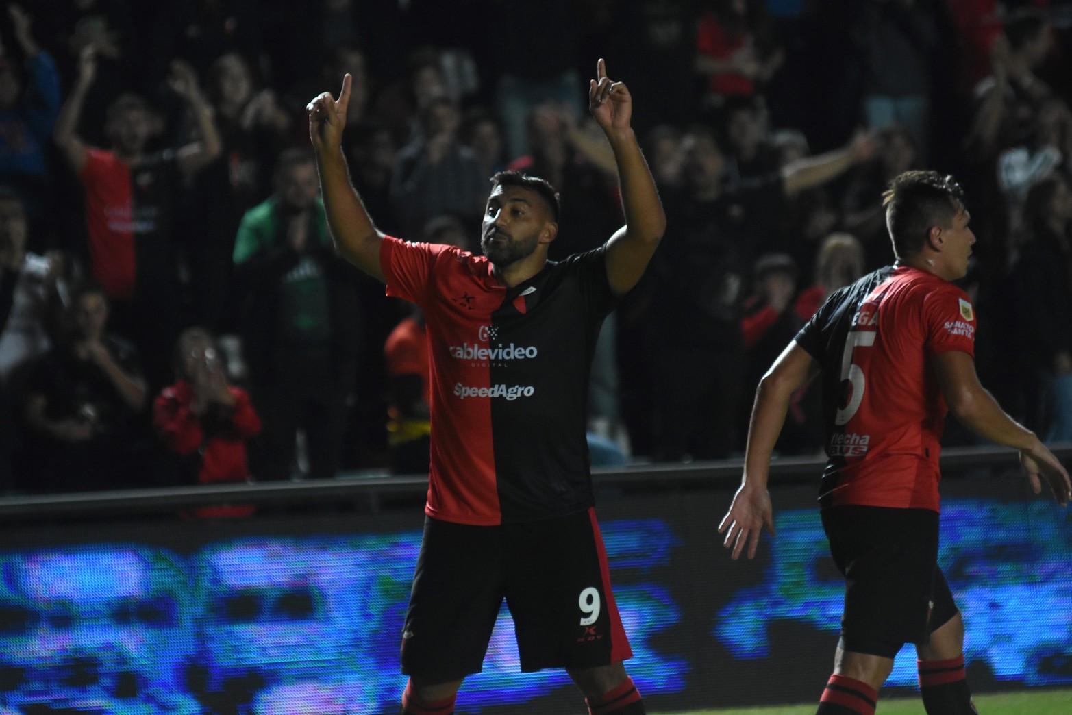 Colón derrotó a Vélez Sarsfield 2 a 1, en el Brigadier López. 
Foto: Manuel Fabatía