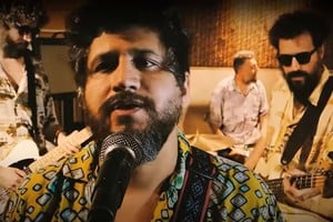 Los Espíritus: Maxi Prietto en guitarra y voces, Miguel Mactas en guitarra, Martín Ferbat en bajo y Felipe “Pipe” Correa en batería, en el video de “Todo bien” (versión de “It’s All Good” de Bob Dylan), parte de “Sancocho Stereo”.