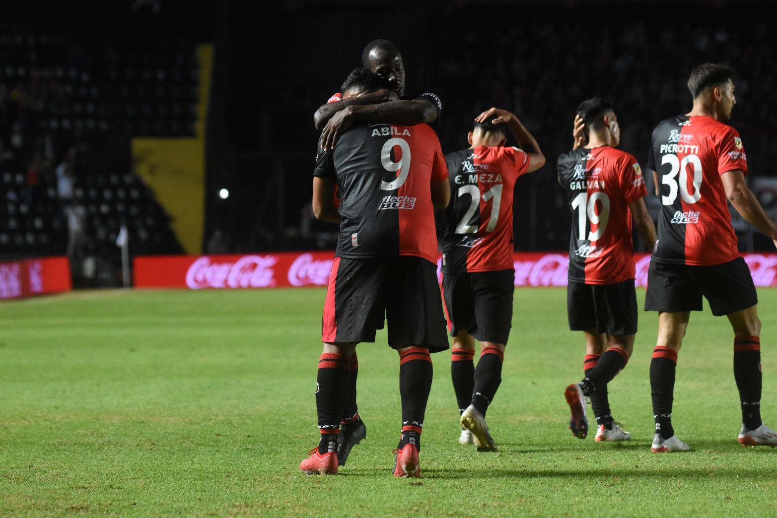 Colón derrotó a Vélez Sarsfield 2 a 1, en el Brigadier López. 
Foto: Manuel Fabatía