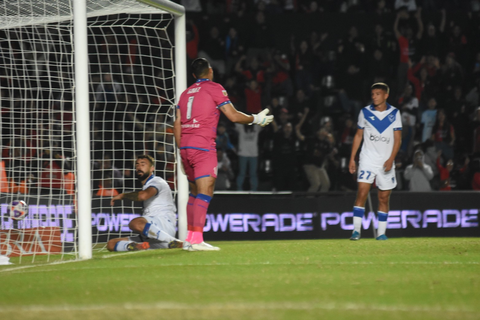 Colón derrotó a Vélez Sarsfield 2 a 1, en el Brigadier López. 
Foto: Manuel Fabatía