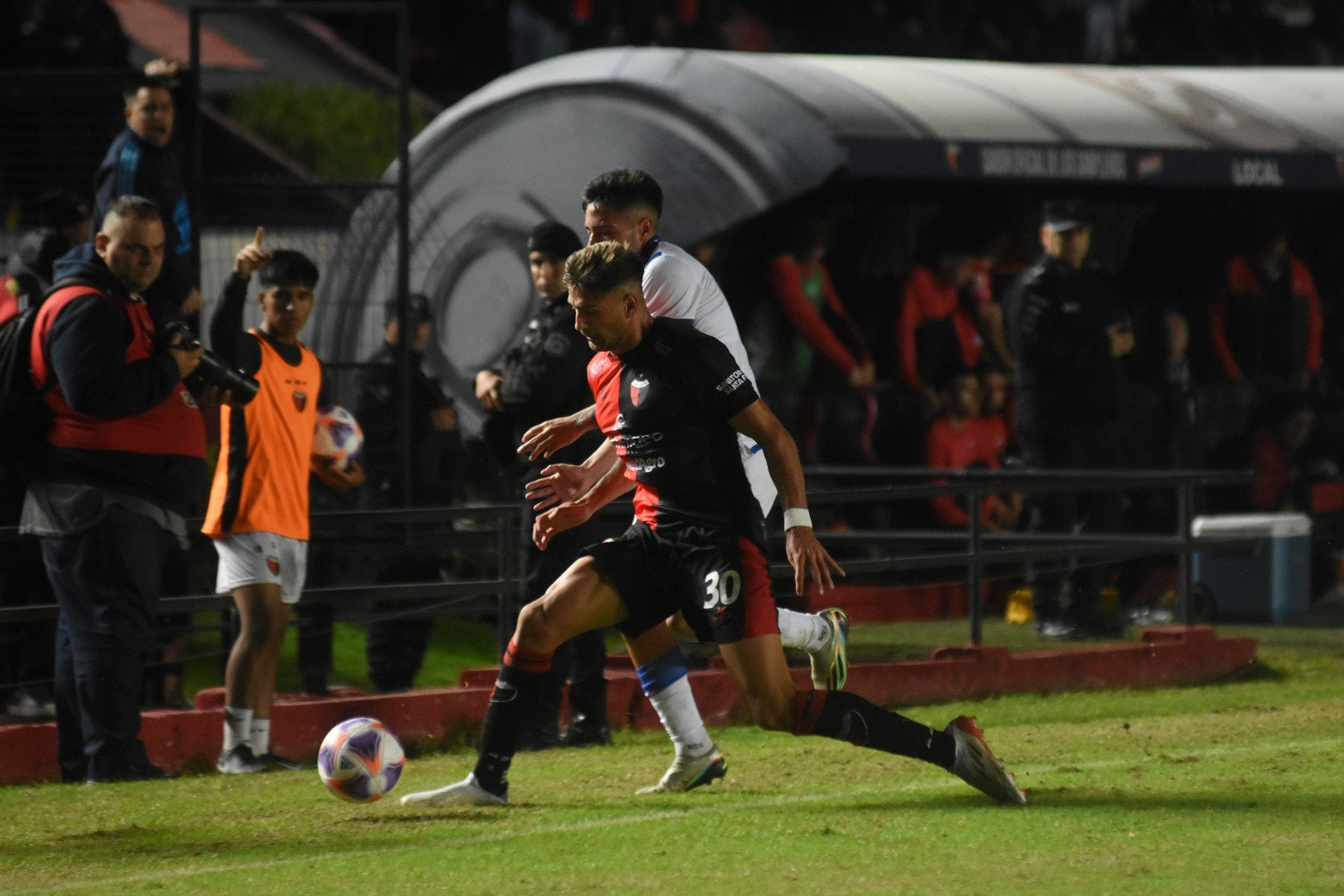 Colón derrotó a Vélez Sarsfield 2 a 1, en el Brigadier López. 
Foto: Manuel Fabatía