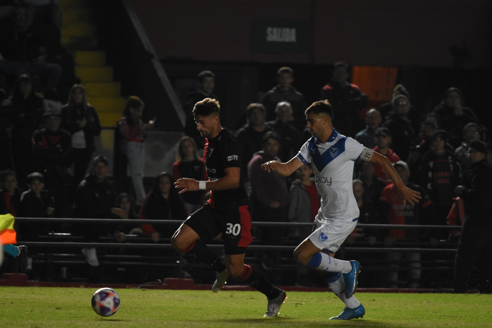 Colón derrotó a Vélez Sarsfield 2 a 1, en el Brigadier López. 
Foto: Manuel Fabatía