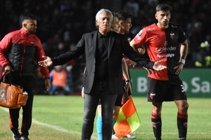 Pipo Gorosito, el invicto técnico de Colón que fue muy crítico con Moreyra, el volante central que él rescató de la reserva cuando se iba para Madryn y le pidió a los dirigentes que se quedara en el club. "Cuando tenga la plata suficiente en su cuenta bancaria, que se pinte el pelo del color que quiera", dijo Pipo, disgustado con el look del jugador que en ese entonces era titular. Créditos Manuel Fabatía