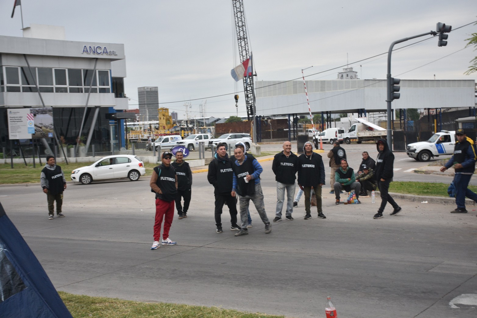 Protesta del Sindicato Único de Fleteros en ingreso al puerto.  Se retienen camiones de carga, permitiendo el paso de transporte de combustible, de pasajeros, ganado en pie y vehículos livianos