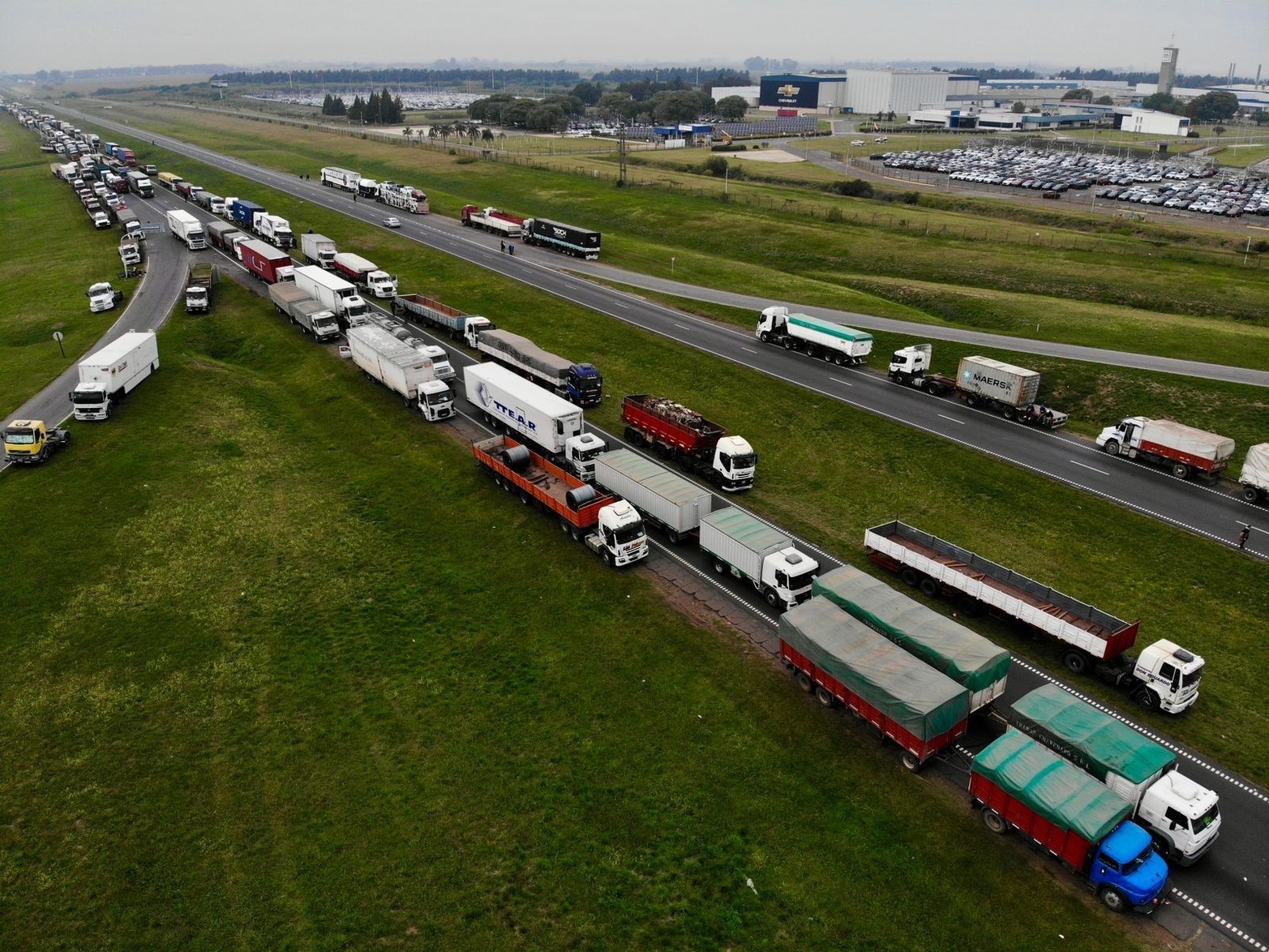 Cortes y protestas del Sindicato de Fleteros en la Autopista Rosario Santa Fe: debido a una medida de fuerza iniciada por transportistas de carga de granos, se registra corte para el tránsito pesado en: KM. 19 San Lorenzo, KM. 30 Villa La Ribera y KM. 51 Maciel.