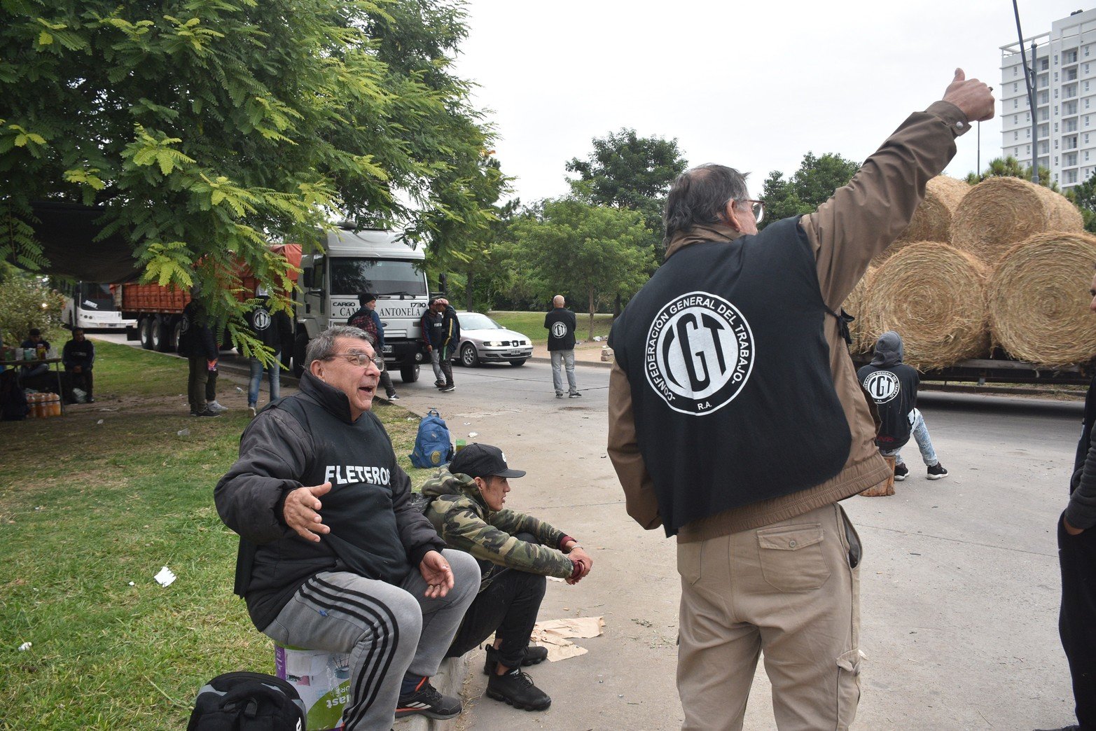 Protesta del Sindicato Único de Fleteros en ingreso al puerto.  Se retienen camiones de carga, permitiendo el paso de transporte de combustible, de pasajeros, ganado en pie y vehículos livianos