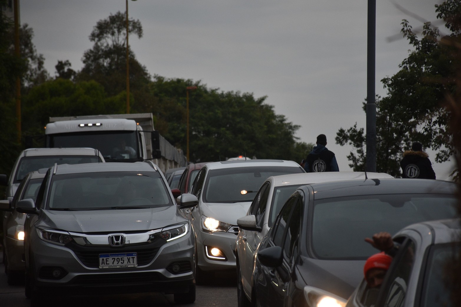 Protesta del Sindicato Único de Fleteros en ingreso al puerto.  Se retienen camiones de carga, permitiendo el paso de transporte de combustible, de pasajeros, ganado en pie y vehículos livianos