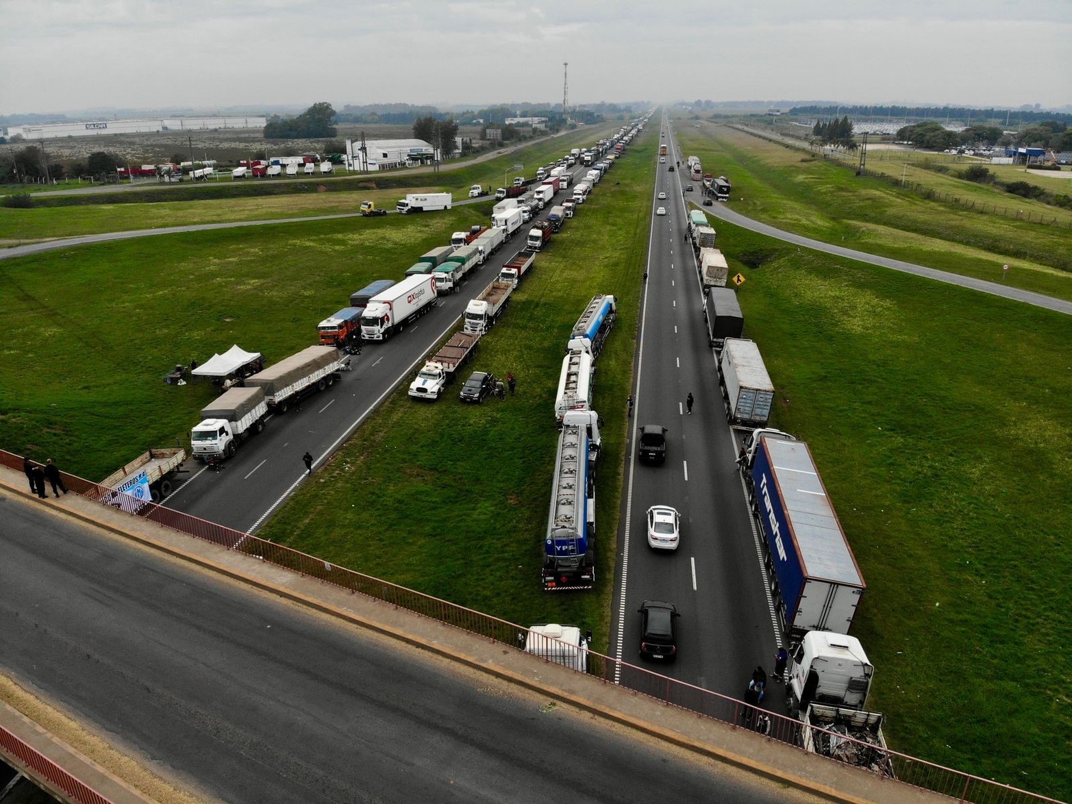 Cortes y protestas del Sindicato de Fleteros en la Autopista Rosario Santa Fe: debido a una medida de fuerza iniciada por transportistas de carga de granos, se registra corte para el tránsito pesado en: KM. 19 San Lorenzo, KM. 30 Villa La Ribera y KM. 51 Maciel.