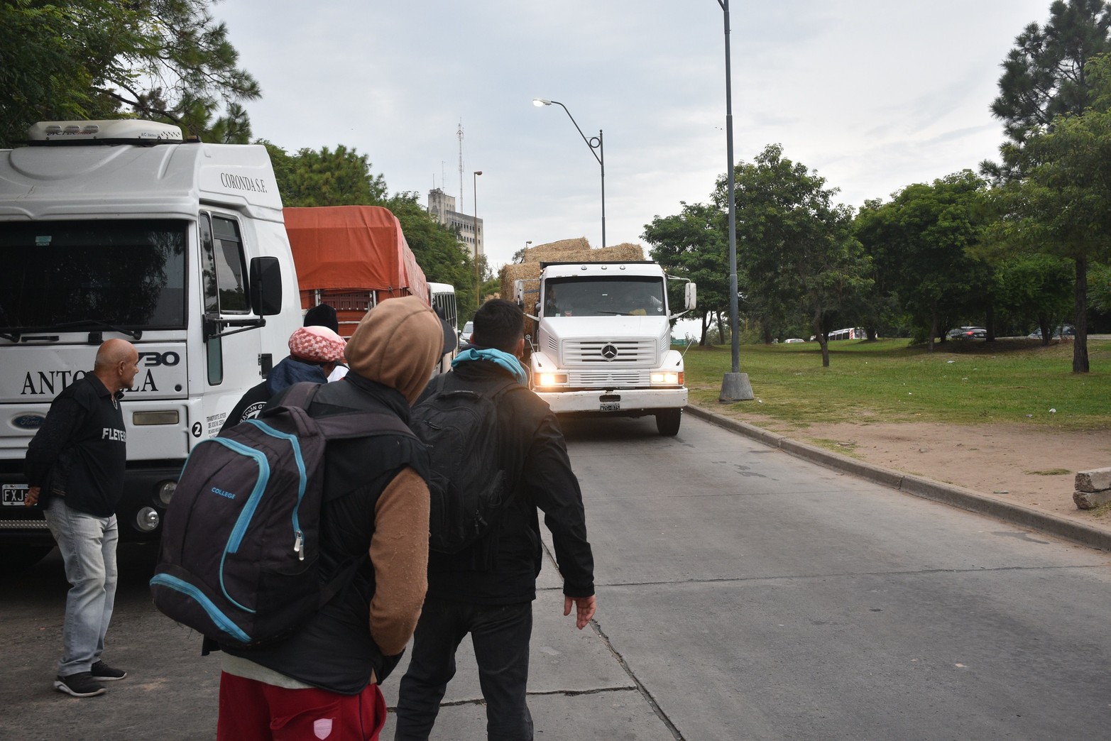 Protesta del Sindicato Único de Fleteros en ingreso al puerto.  Se retienen camiones de carga, permitiendo el paso de transporte de combustible, de pasajeros, ganado en pie y vehículos livianos