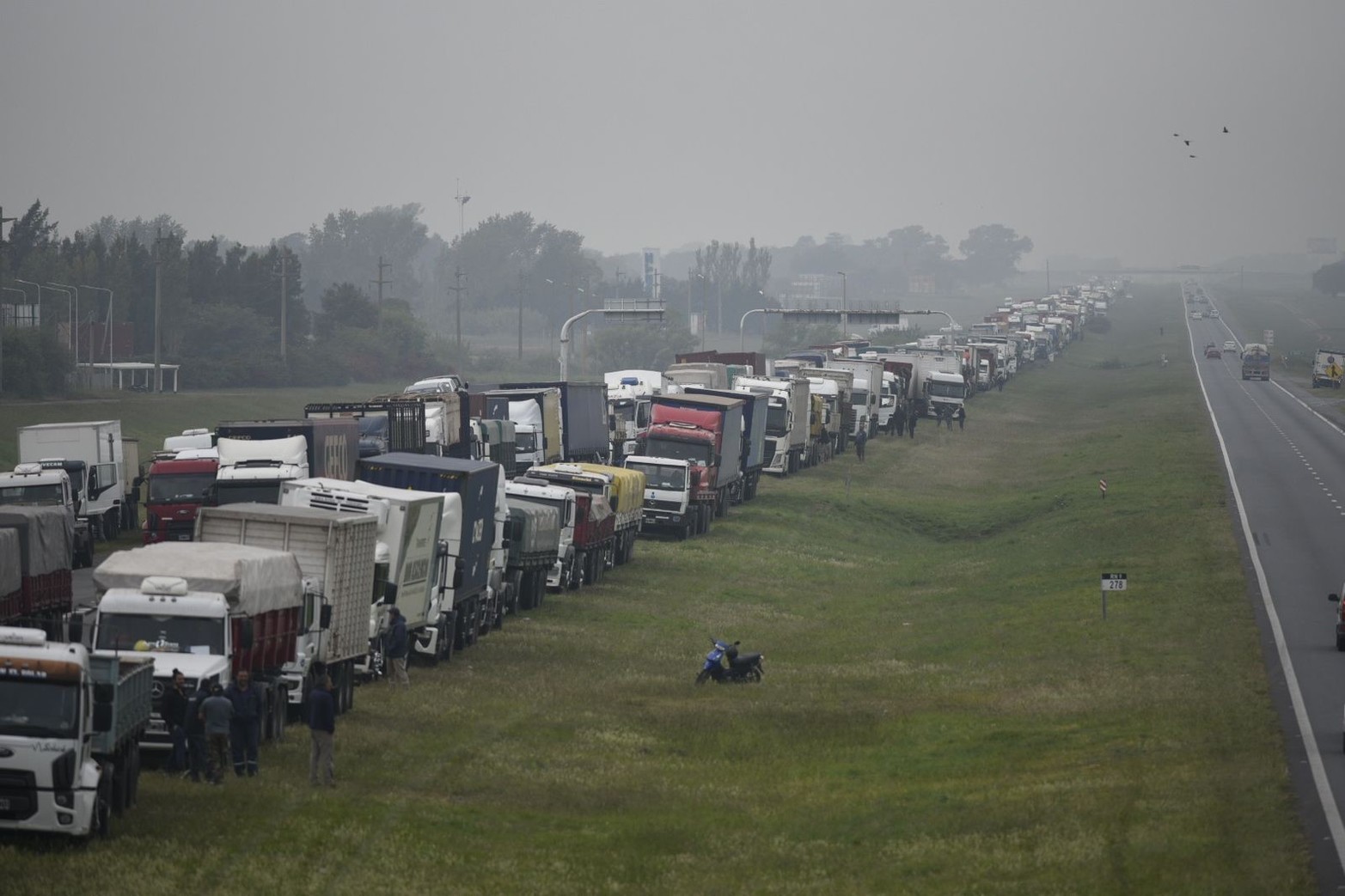 Autopista Rosario Santa Fe: debido a una medida de fuerza iniciada por transportistas de carga de granos, se registra corte para el tránsito pesado en: KM. 19 San Lorenzo, KM. 30 Villa La Ribera y KM. 51 Maciel. PSV en el lugar. Tránsito con importantes demoras