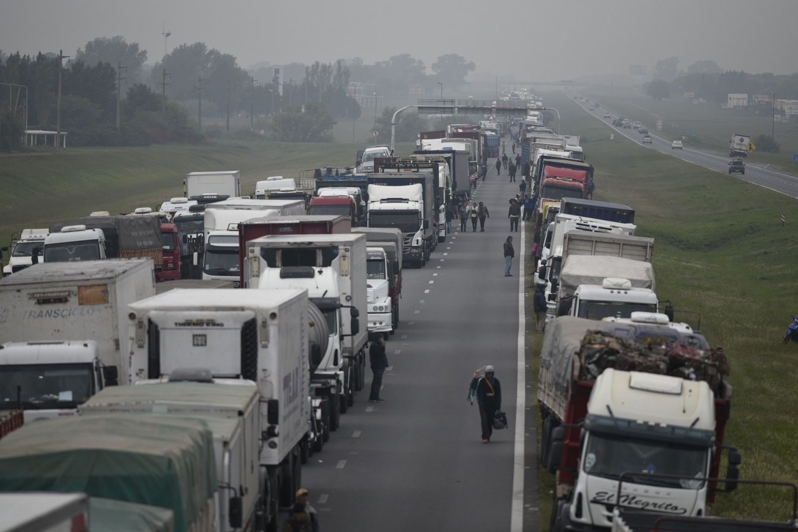 Autopista Rosario Santa Fe: debido a una medida de fuerza iniciada por transportistas de carga de granos, se registra corte para el tránsito pesado en: KM. 19 San Lorenzo, KM. 30 Villa La Ribera y KM. 51 Maciel. PSV en el lugar. Tránsito con importantes demoras