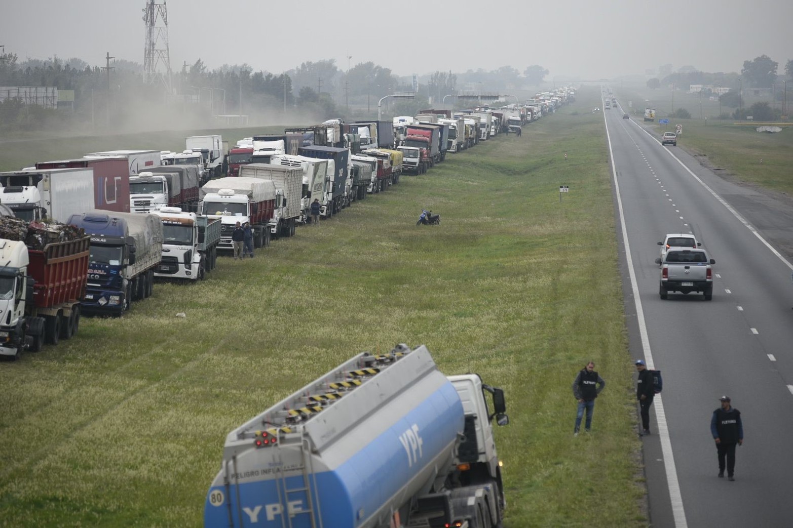 Autopista Rosario Santa Fe: debido a una medida de fuerza iniciada por transportistas de carga de granos, se registra corte para el tránsito pesado en: KM. 19 San Lorenzo, KM. 30 Villa La Ribera y KM. 51 Maciel. PSV en el lugar. Tránsito con importantes demoras