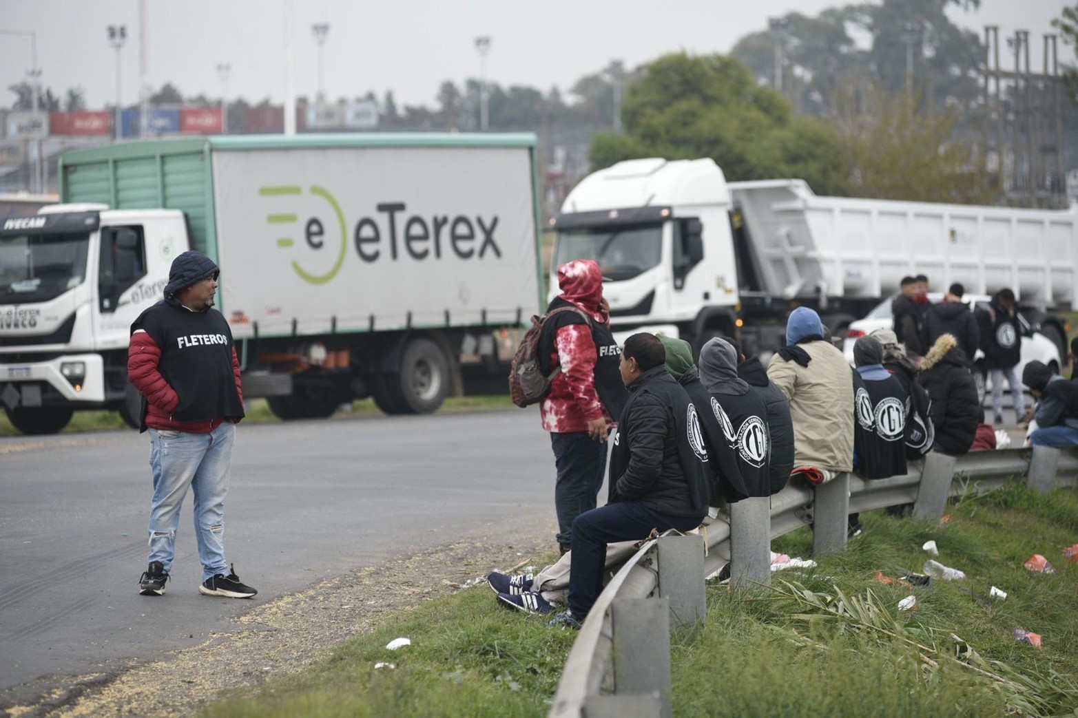 Cortes y protestas del Sindicato de Fleteros en la Autopista Rosario Santa Fe: debido a una medida de fuerza iniciada por transportistas de carga de granos, se registra corte para el tránsito pesado en: KM. 19 San Lorenzo, KM. 30 Villa La Ribera y KM. 51 Maciel.