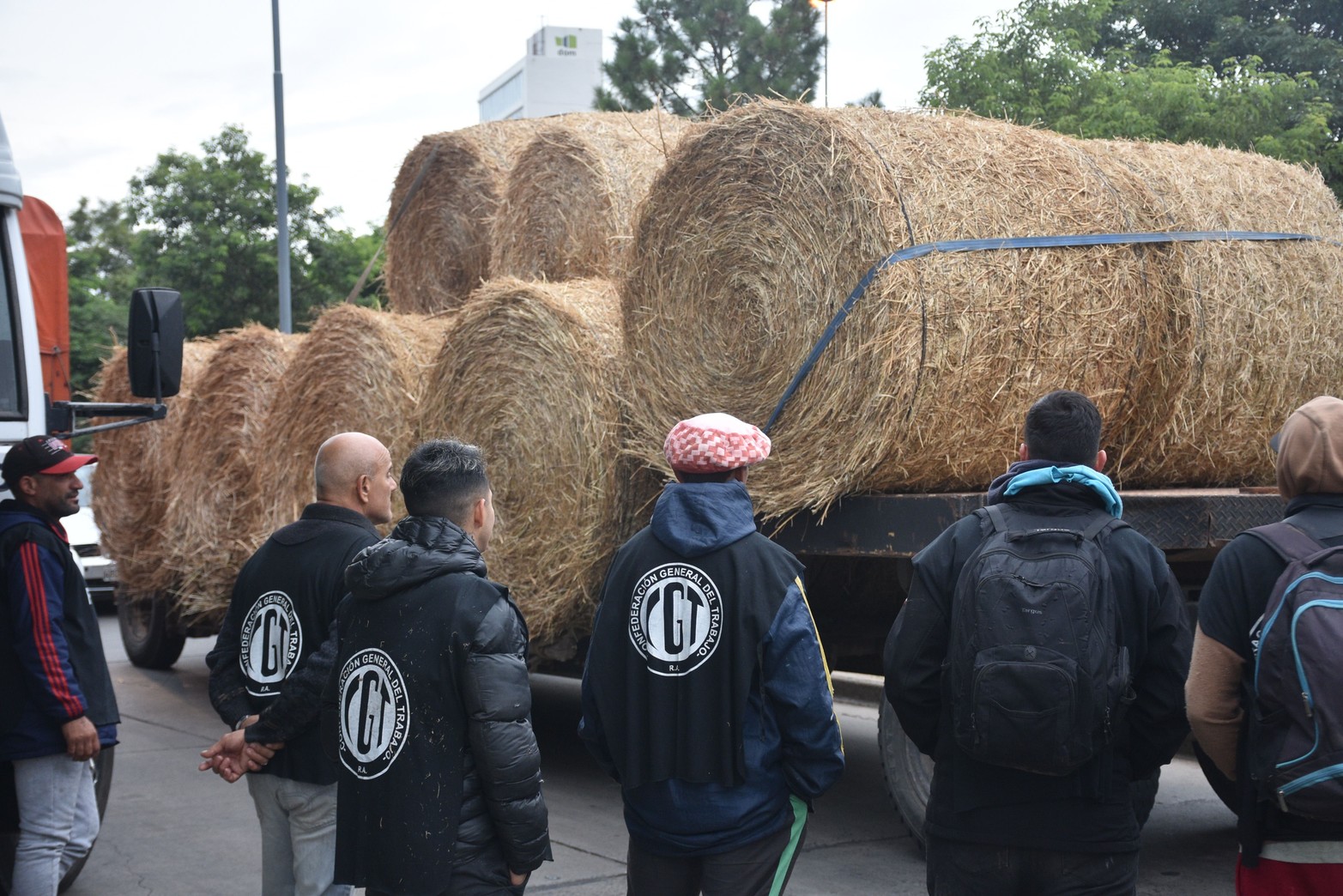 Protesta del Sindicato Único de Fleteros en ingreso al puerto.  Se retienen camiones de carga, permitiendo el paso de transporte de combustible, de pasajeros, ganado en pie y vehículos livianos