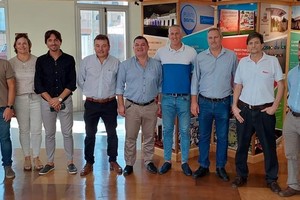 Referentes de las empresas locales, participaron junto al Jefe de Gobierno, de la presentación del sistema realizada en el Centro de Exposición y Venta de Productos Sancarlinos, lugar donde se ha dispuesto la central que aloja los racks que contienen los elementos que sirven para la alimentación para los equipos.