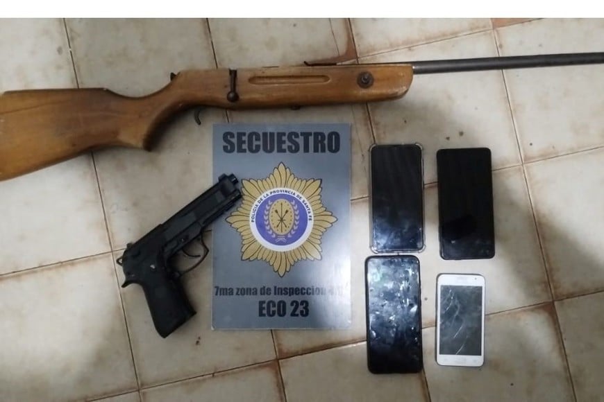 Las armas y las motos secuestradas durante el allanamiento.  El Litoral. Crédito: El Litoral.