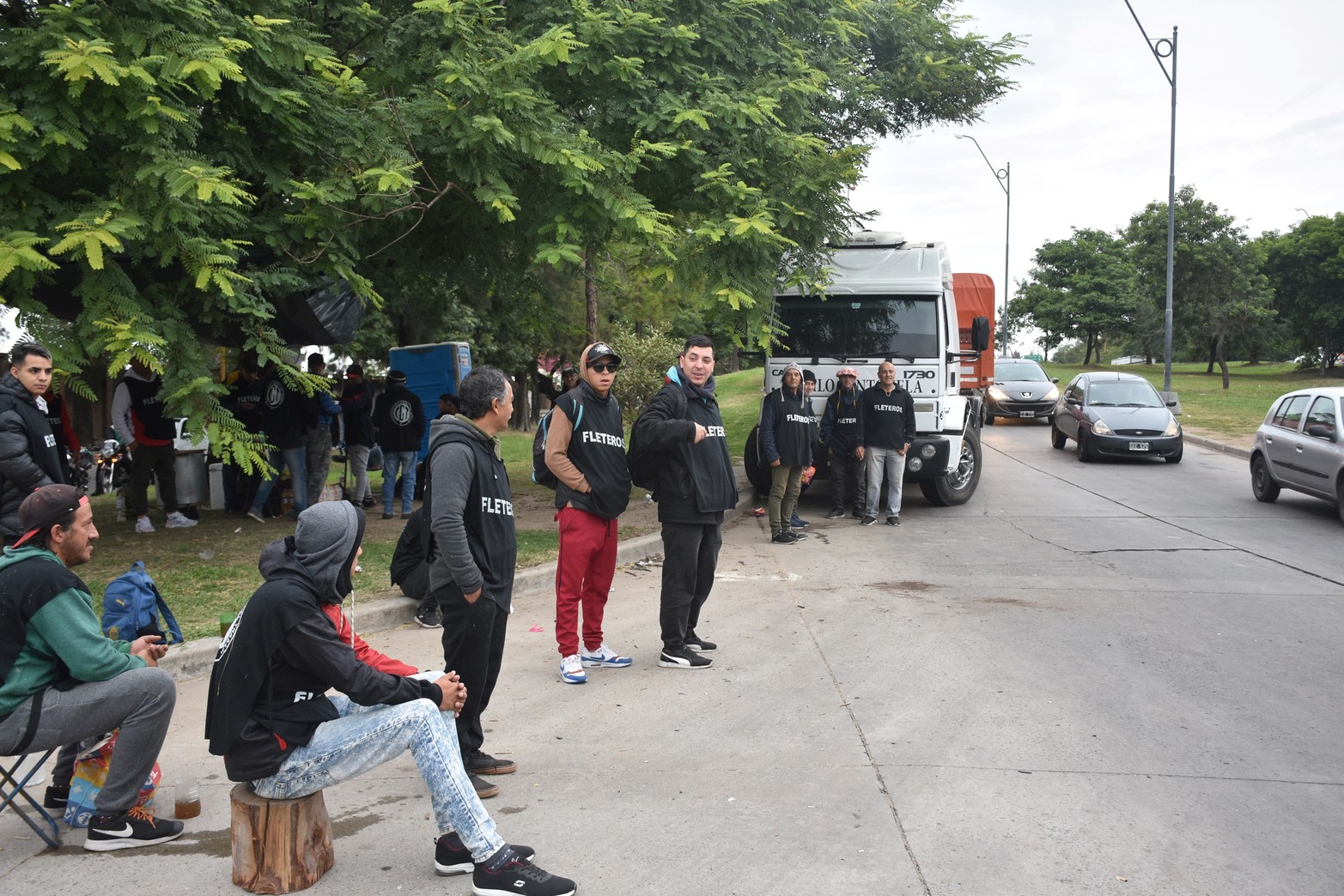 Protesta del Sindicato Único de Fleteros en ingreso al puerto.  Se retienen camiones de carga, permitiendo el paso de transporte de combustible, de pasajeros, ganado en pie y vehículos livianos